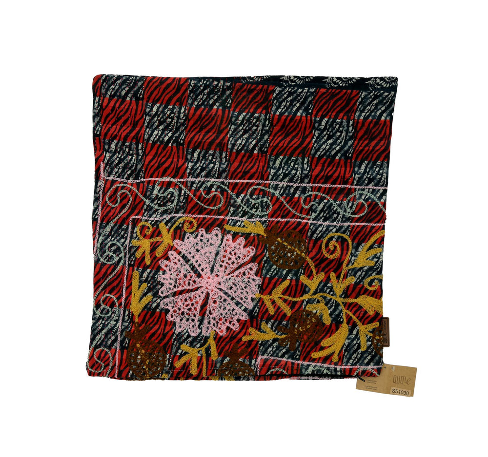 Bunter Sari-Kissenbezug mit rot-schwarzem Streifenmuster, blaugrauem Grundton und weißen Kettenstichen, gestickten gelben und rosa Blumen für ein Boho-Kissen