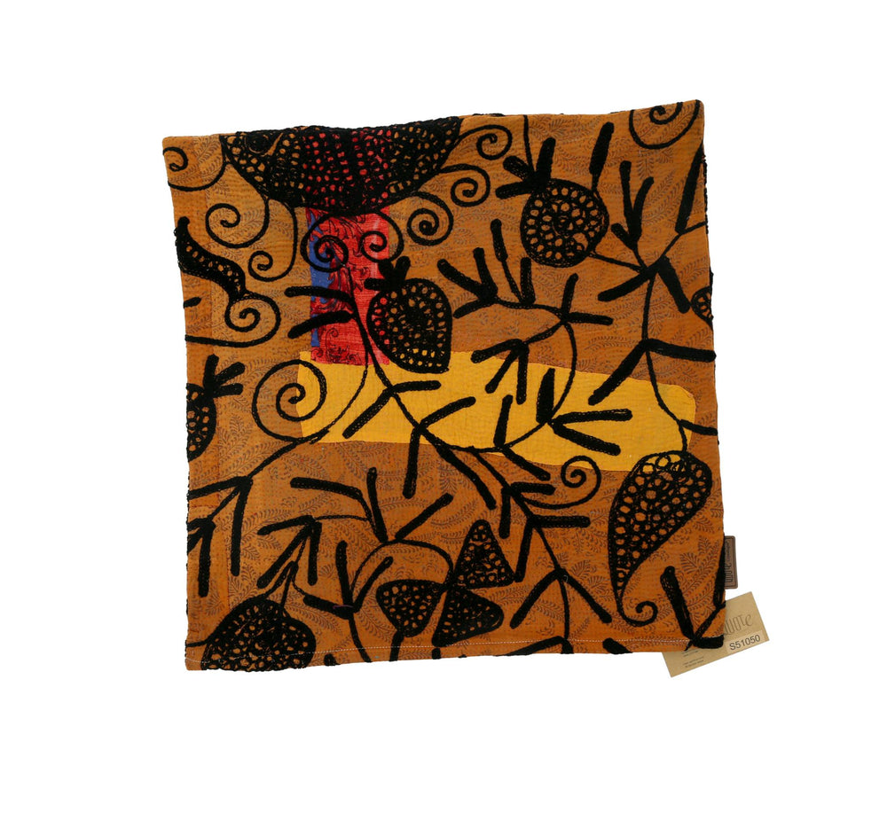 Ethno-Boho-Kissenbezug in Senfgelb mit schwarzen Zierbändern und großen runden Blumenmotiven in Rot und Blau, einzigartiges Vintage-Kissen.