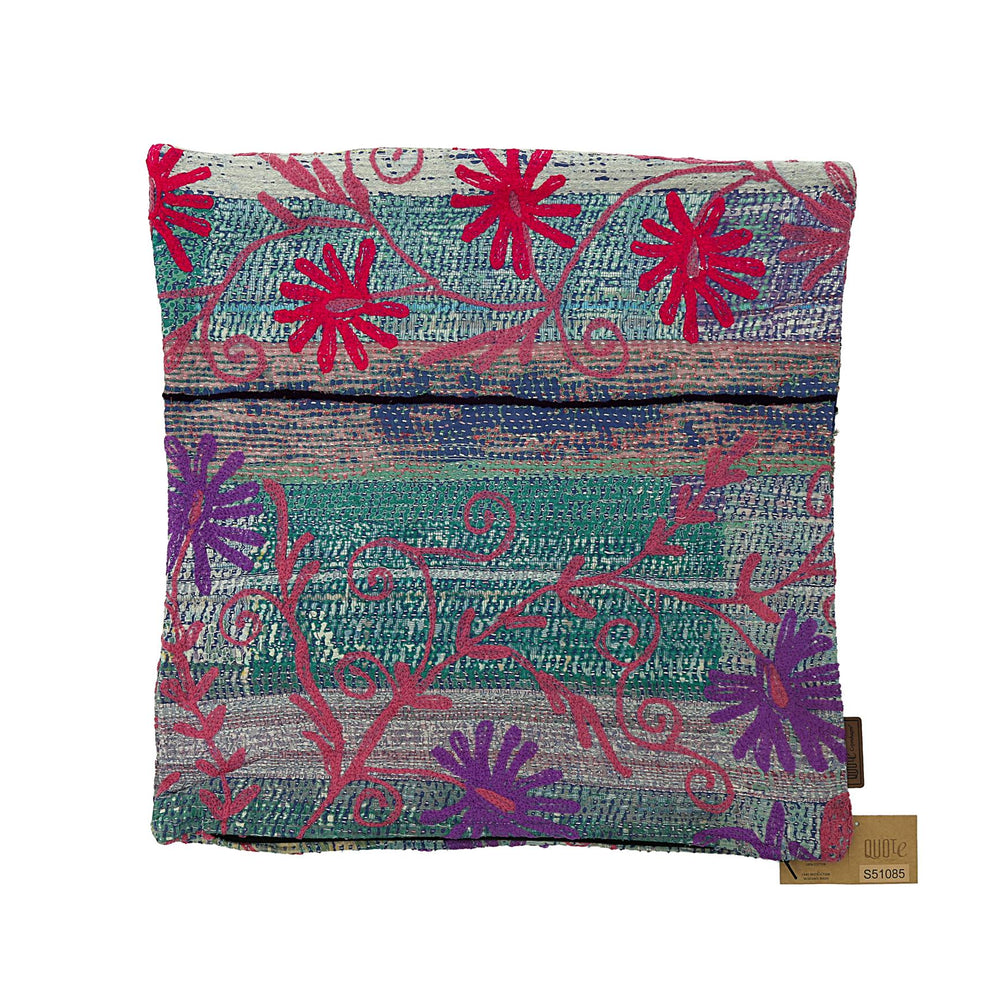 Farbenfroher Sari-Kissenbezug mit Suzani-inspirierten Blumen in Magenta und Lila auf einem türkisgrünen und grau gestreiften Grund