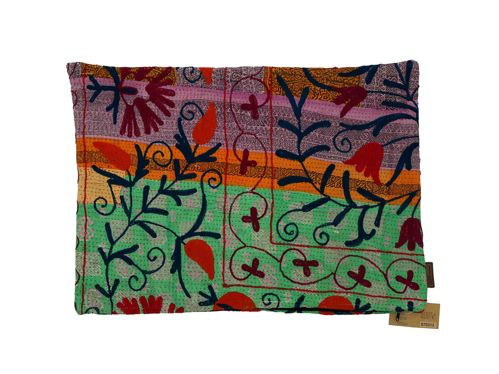 Farverigt unik boheme pudebetrÃ¦k i vintage etnisk stil med grÃ¸n bund, orange striber og rÃ¸de blÃ¥ stiliserede blomster og blade.