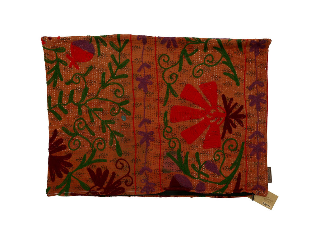 Farverigt sari pudebetrÃ¦k i kobberorange med broderede slyngplanter og blomster i grÃ¸n rÃ¸d og lilla i suzani etnisk boho stil