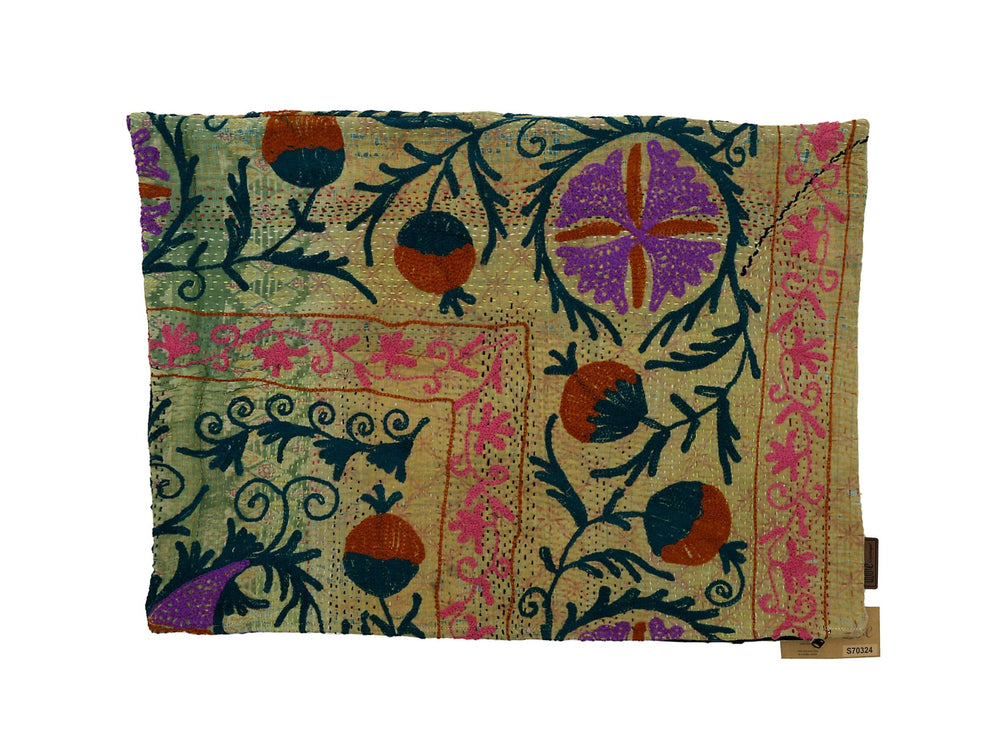 Bunter Suzani-Kissenbezug für Sari-Kissen mit beigem Grundton, dunkelblauen Ranken, lila-rosa Blüten und orangefarbenem Punktmuster