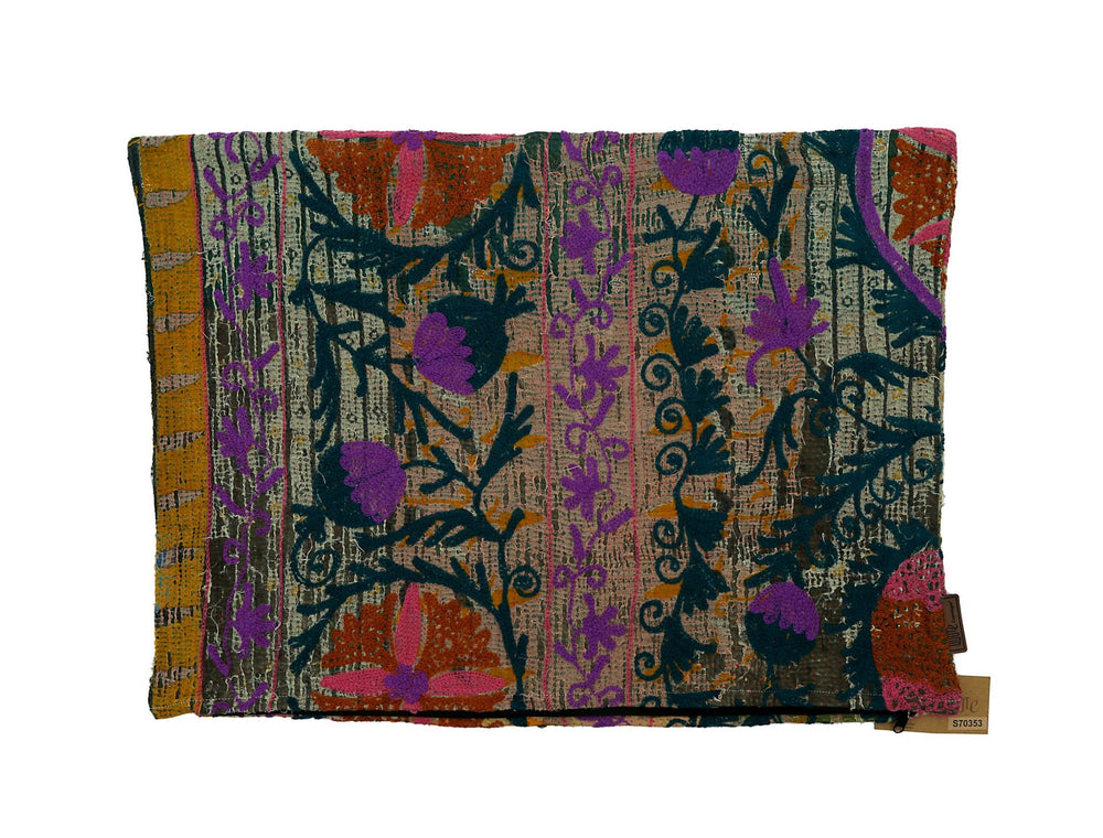Sari-Kissenbezug im indischen Vintage-Boho-Ethno-Stil mit dunkelblauem Hintergrund, orangefarbenen und senffarbenen Feldern sowie violetten Blumen und geschwungenen Mustern.