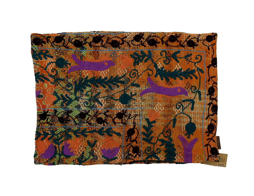Farverigt boho pudebetrÃ¦k i varm orange med blÃ¥grÃ¸nne mÃ¸nstre og lilla applikationer, sort konturstik og etnisk vintage stil.