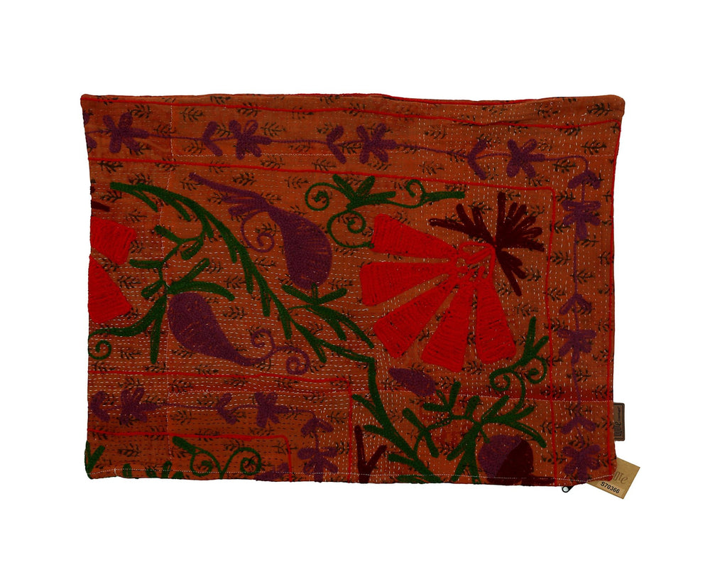 Bunter Suzani-Kissenbezug in Orange mit lila Blüten, grünen Ranken und roten Details im Ethno-Boho-Vintage-Stil