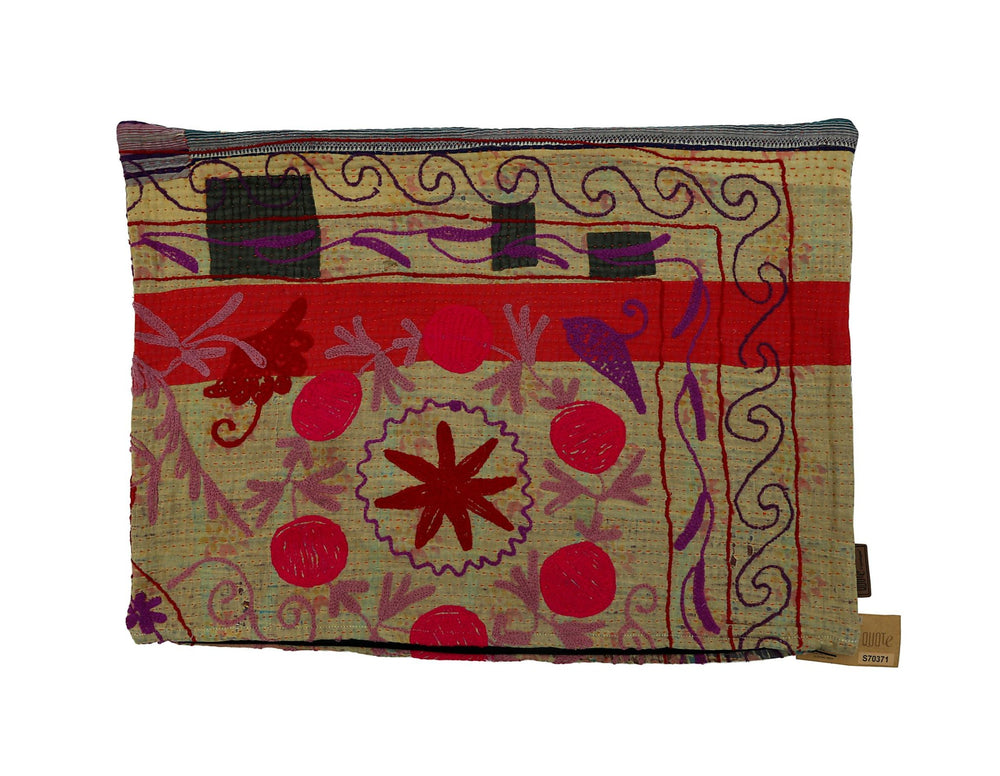 Farbenfroher Sari-Kissenbezug im Vintage-Boho-Stil mit beigem Saum, rotem Streifen und lila orientalischen Mustern mit Blumen und Tragegurt.