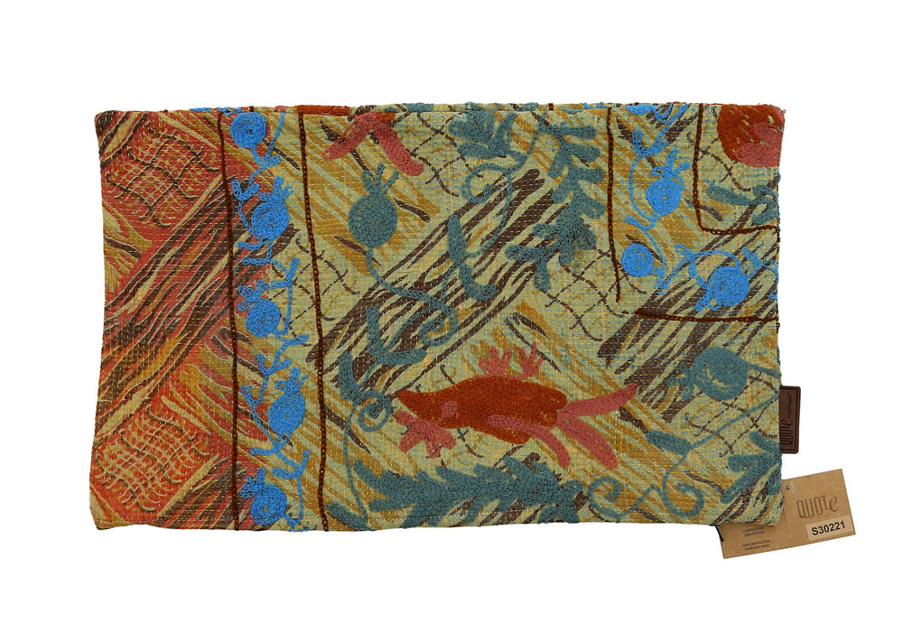 Einzigartiger Suzani-Kissenbezug (30 x 50 cm) im Sari-Stil mit farbenfrohem orientalischem Muster in Blau, Türkis, Rot und Ocker, verziert mit gestickten Bändern und Blumen.