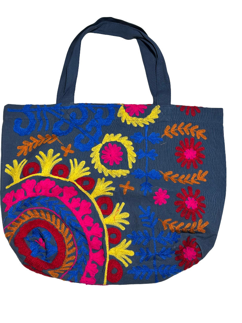 Suzani-Strandtasche aus Canvas mit Stickerei in Marineblau, Pink, Gelb und Grün, Vorderansicht