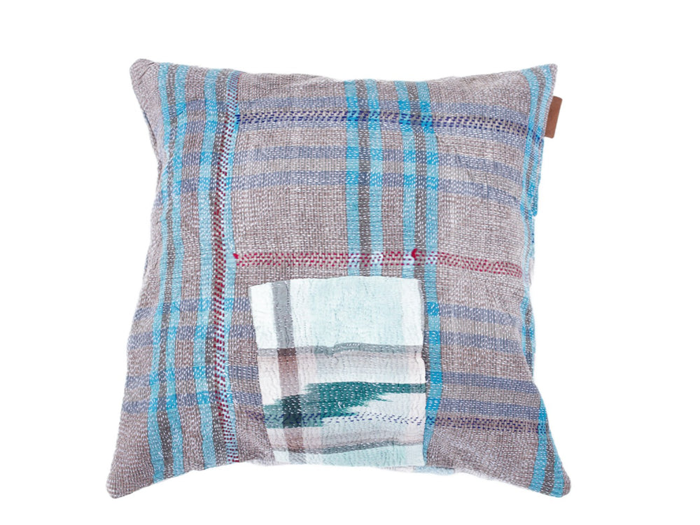 Sari-Kissenbezug (50 x 50 cm) mit Vintage-Patchworkmuster, farbenfrohen Streifen in Blau, Türkis und Sandbeige sowie ethnischen Details – einzigartiges Sari-Kissen für Boho-/Bohemian-Einrichtung