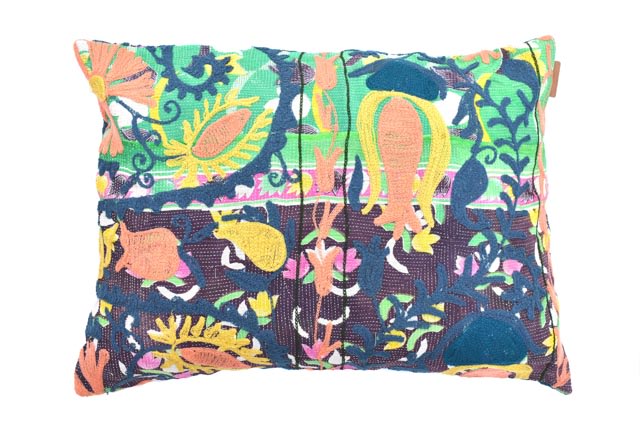 Einzigartiger Suzani-Kissenbezug (50 x 70 cm) in Dunkelblau mit farbenfrohem, indisch-boho-orientalischem Muster aus Blättern und Blüten in Türkis, Gelb und Rosa.