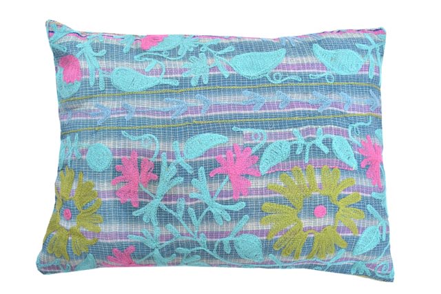 Farverigt suzani pudebetrÃ¦k med turkis bund pink og lime blomster samt fine linjemÃ¸nstre i boho orientalsk stil.