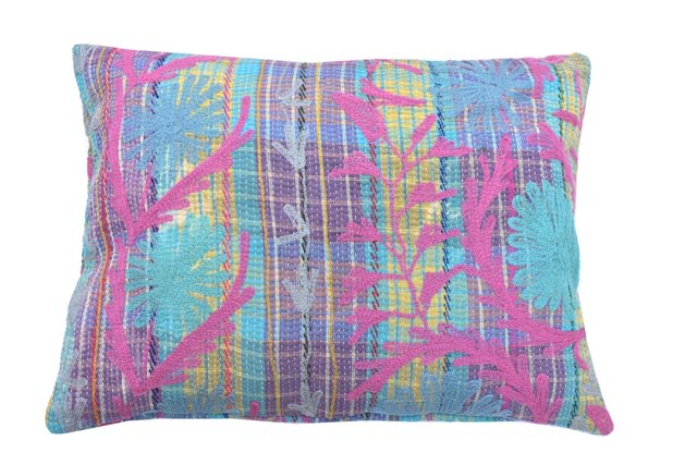 Unikt suzani pudebetrÃ¦k 50x70 cm i lyseblÃ¥ og fuchsia med farverigt indisk orientalsk mÃ¸nster og gitterlinjer i boho vintage stil
