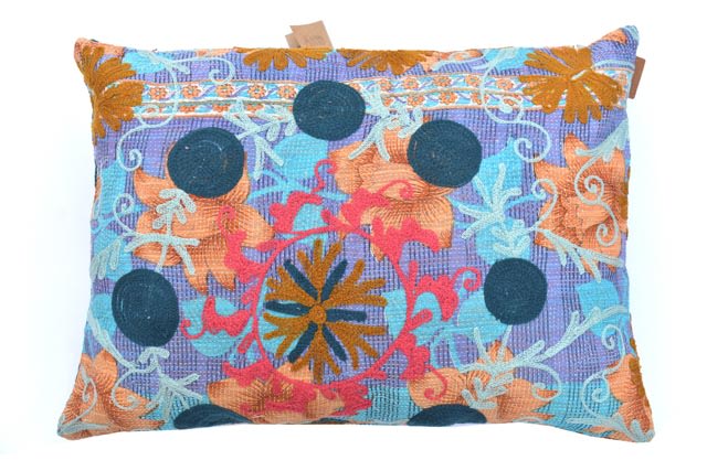 Unikt suzani pudebetrÃ¦k 50x70 cm i lyseblÃ¥ med farverigt boho vintage mÃ¸nster, mÃ¸rkeblÃ¥ cirkler og blomster i orange og koral.