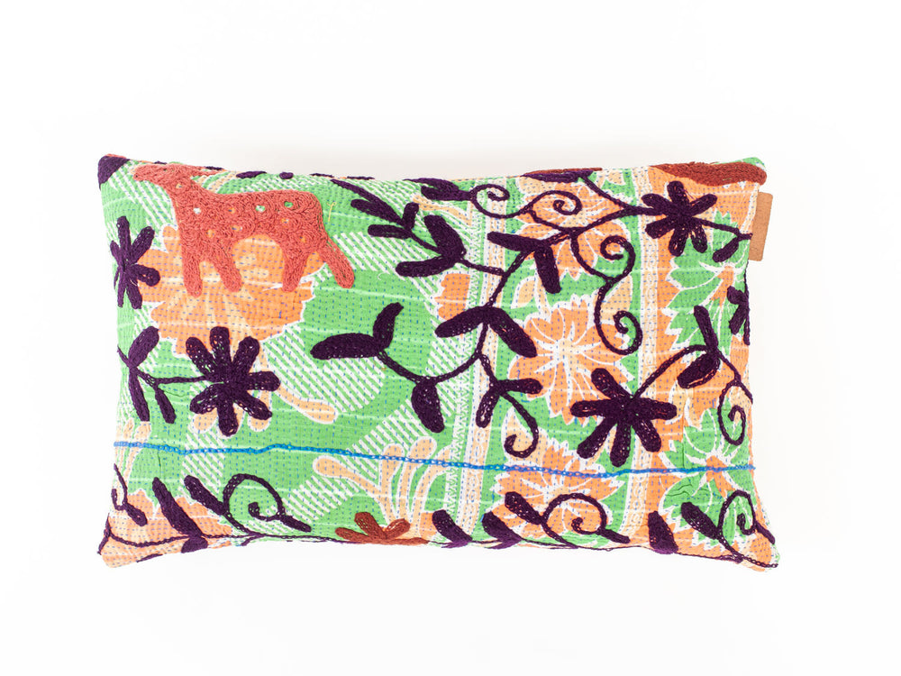 Einzigartiger Suzani-Kissenbezug (30 x 50 cm) in Grün und Orange mit dunkelvioletten Blüten und Girlandenverzierungen, Sari-Kissen im indischen Boho-Stil