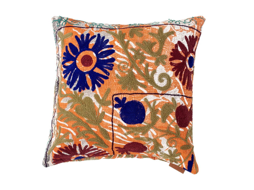 Unikt suzani pudebetrÃ¦k 50x50 cm i varm orange med broderede blomster i blÃ¥ og olivengrÃ¸n samt burgundy, orientalsk boho etnisk.