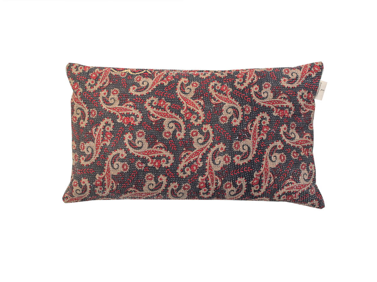 Sari-Kissenbezug 30x50 cm mit farbenfrohen, bohemischen Mustern in Grün, Rot, Blau und Orange auf weißem Hintergrund, einzigartiger indischer Kissenbezug im Vintage-Stil (Sari-Kissen)