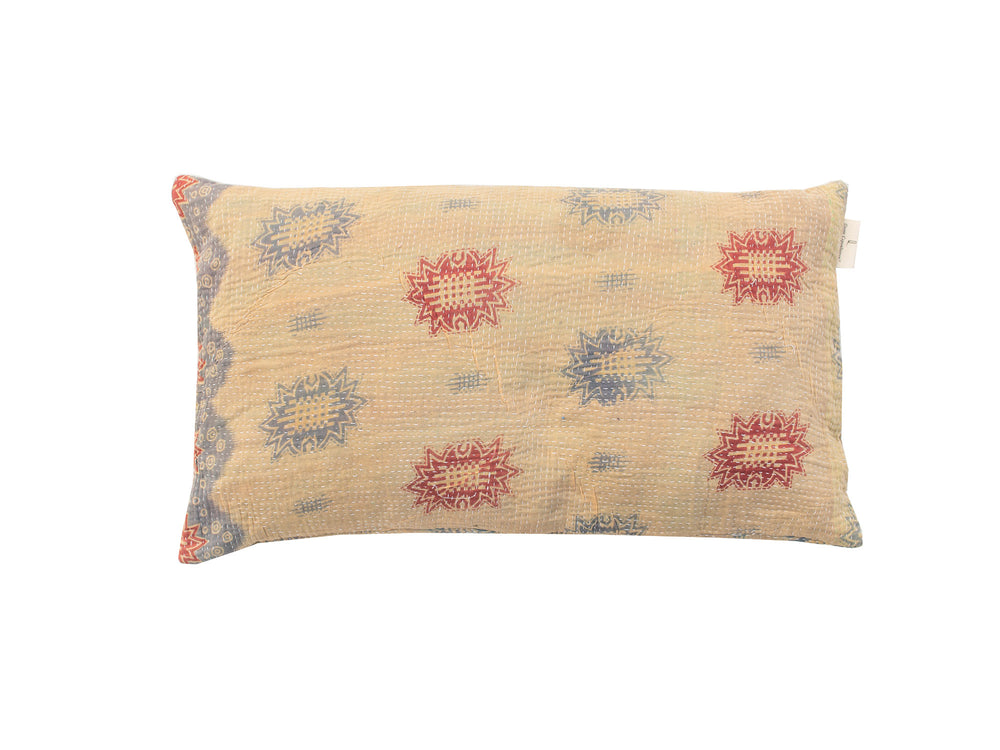 Einzigartiger Sari-Kissenbezug (30 x 50 cm) mit Sari-Kissenmotiv in Hellblau/Grau, goldfarbenen orientalischen Tiermotiven und farbenfrohen Details im Vintage-Boho- und indischen Stil.