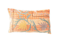 Unika suzani pudebetrÃ¦k 30x50 cm i orange og koral med gul og rÃ¥hvid bund, blÃ¥grÃ¥t etnisk boheme broderi med tydelige slyngede blade.