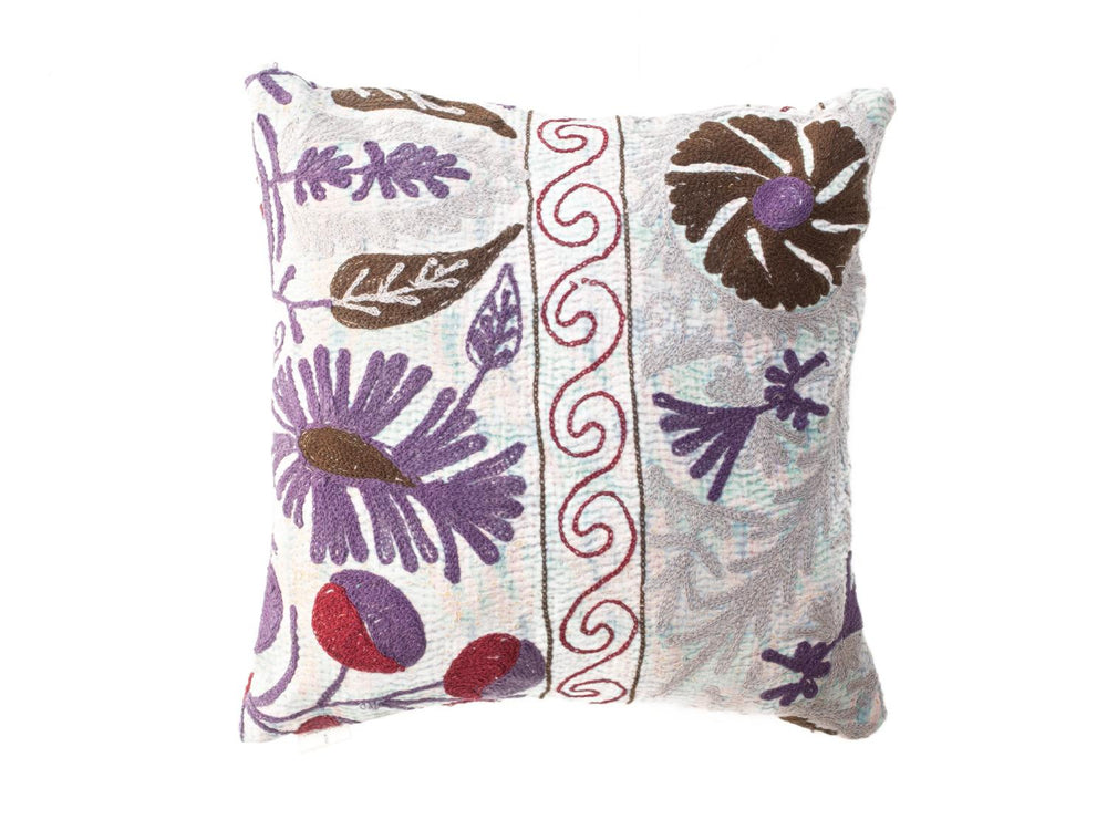 Einzigartiger Suzani-Kissenbezug (50 x 50 cm) in Hellweiß mit farbenfrohen lila-braunen Blumenmotiven und rotem Zierrand im orientalischen Boho-Vintage-Stil.