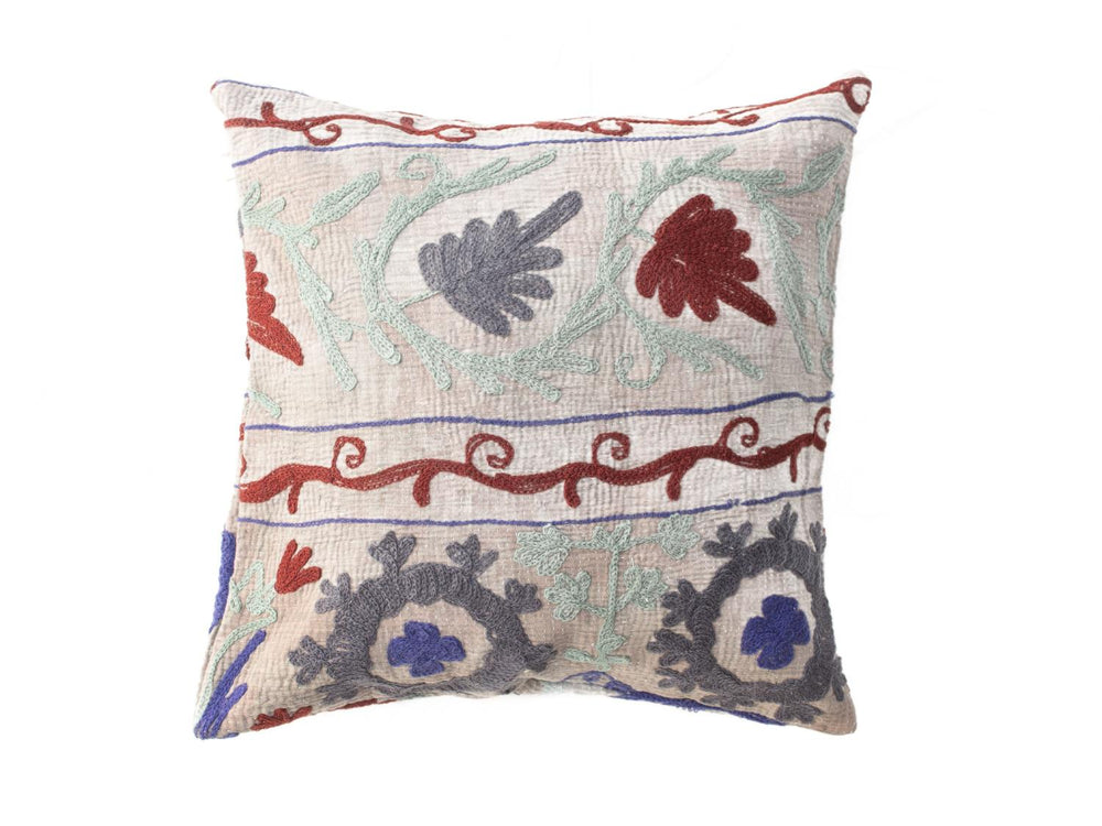 Unikt suzani pudebetrÃ¦k 50x50 cm til sari pude i off-white med farverige orientalske blomster i mint grÃ¸n blÃ¥ og bordeaux boho vintage