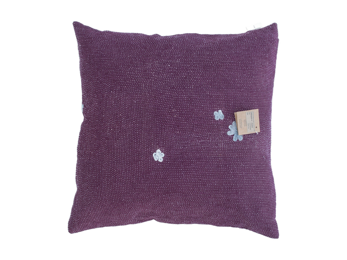 Lila Sari-Kissenbezug (50x50 cm) mit farbenfrohen Boho-Details, kleinen weißen Punktmustern und gestickten hellblauen Blumen – einzigartiger indischer Kissenbezug für Sofa und Bett