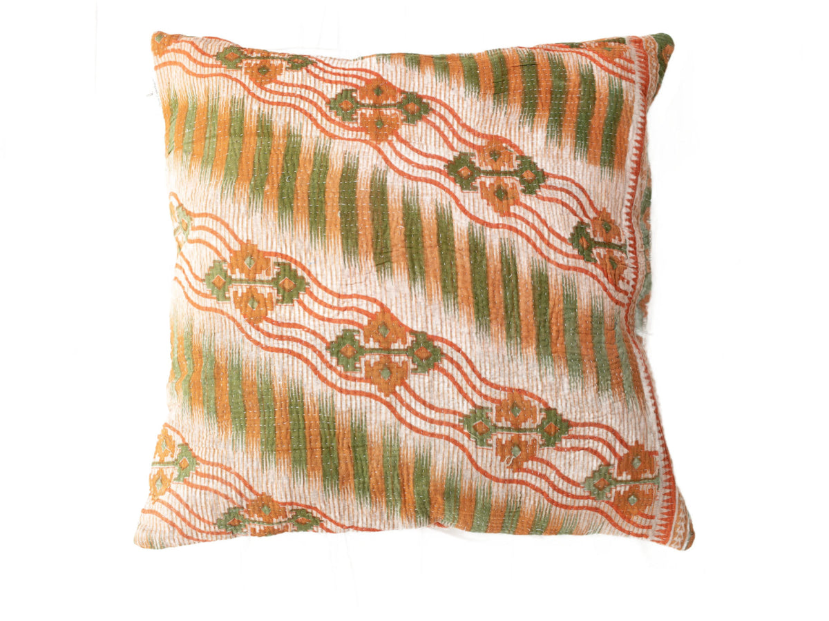 Sari-Kissenbezug 50x50 im Vintage-Boho-Stil mit farbenfrohen Streifen, Grün- und Orangetönen sowie Mustern und ethnischen Details