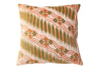 Sari-Kissenbezug 50x50 im Vintage-Boho-Stil mit farbenfrohen Streifen, Grün- und Orangetönen sowie Mustern und ethnischen Details