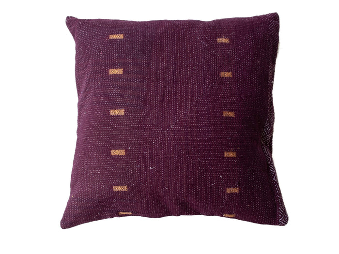 Sari-Kissenbezug 50x50 in Dunkelviolett mit kleinen Punkten und indischen Boho-Vintage-Mustern in goldfarbenen Quadraten - einzigartiges Sari-Kissen/ethnischer Upcycling-Kissenbezug