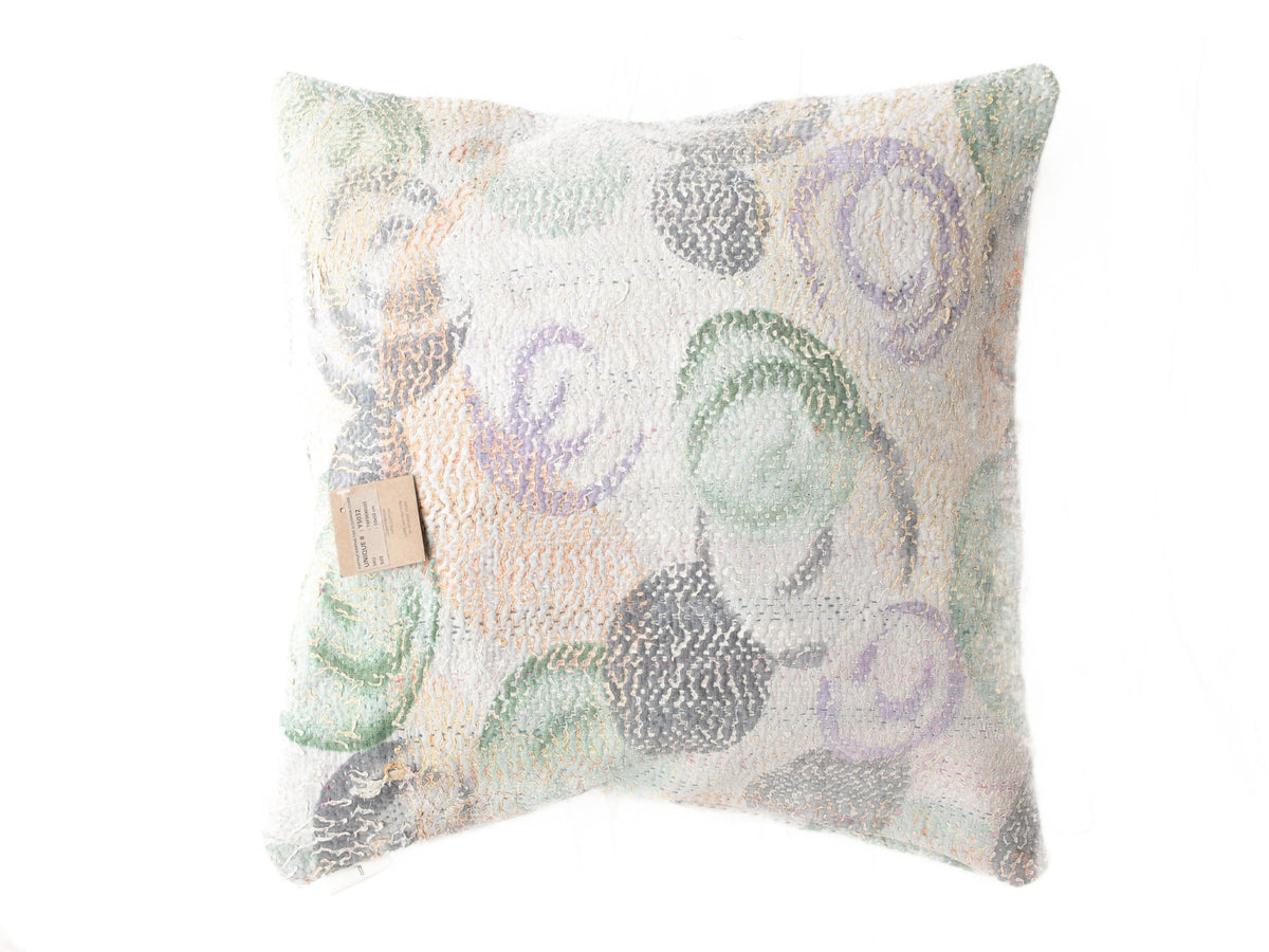 Einzigartiger Sari-Kissenbezug (50 x 50 cm) im Boho-Vintage-Stil mit farbenfrohem Patchwork in Pastellfarben wie Weiß, Hellblau, Mint und Lila, gemusterten Texturen und ethnischem Ausdruck.