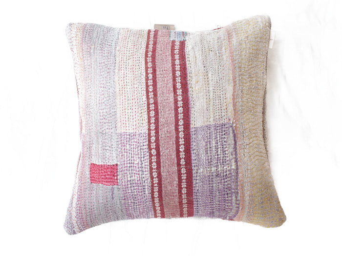Einzigartiger Sari-Kissenbezug im Boho-Patchwork-Stil (50x50) mit bunten Streifen in Weiß, Altrosa, Lila und Gelb, dekorativen Mustern und ethnischem Vintage-Look.