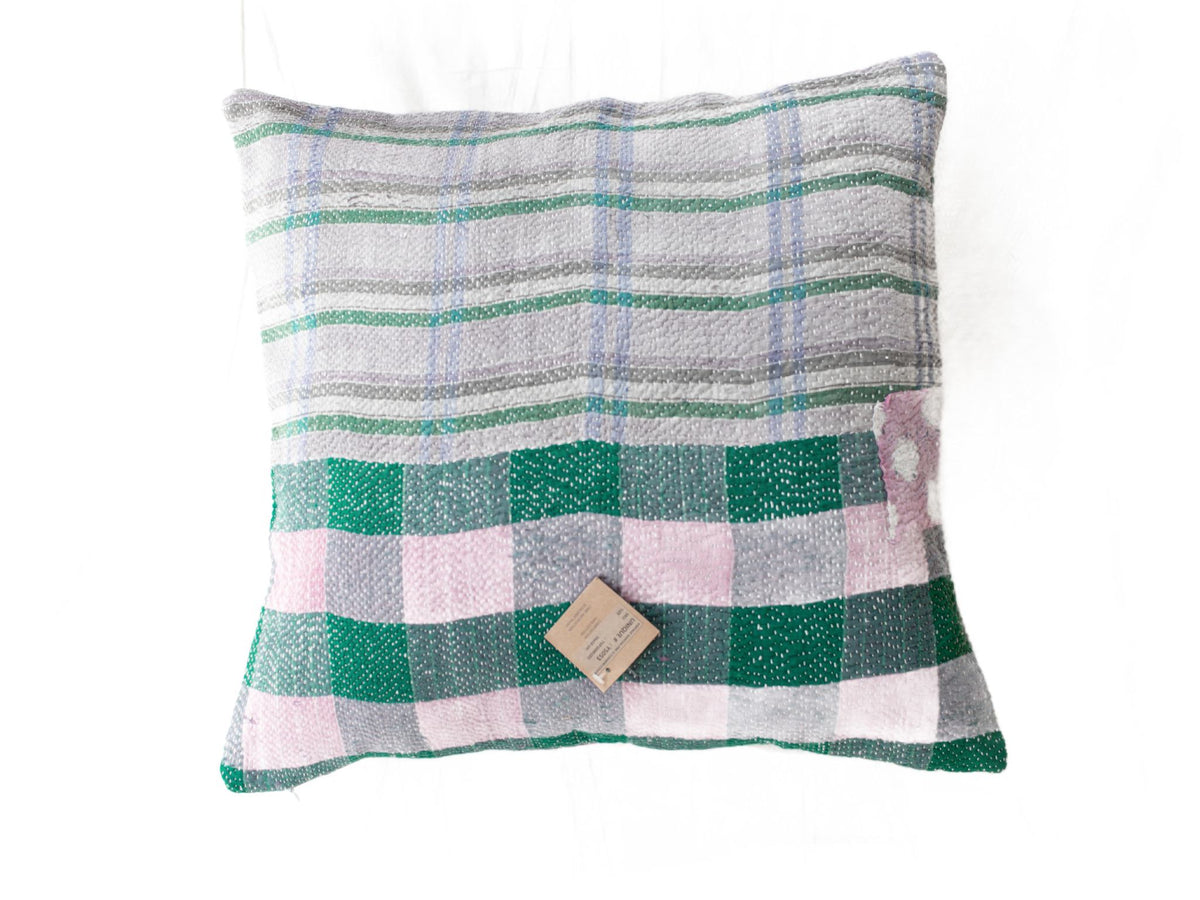 Sari-Kissenbezug 50x50 im Vintage-Patchwork-Stil mit Streifen und Karos in Weiß, Hellblau, Grün und Rosa – einzigartiger indischer Kissenbezug im Boho-/Ethno-Stil