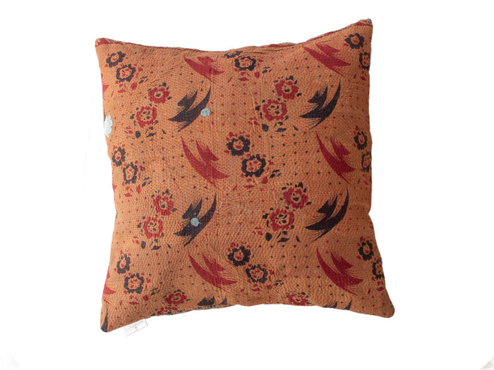 50x50 Sari-Kissenbezug im Vintage-Boho-Stil mit farbenfrohen indischen Mustern in warmem Ocker, Rot und Dunkelblau sowie dekorativen Blumen- und Federmotiven (einzigartiges Sari-Kissen)