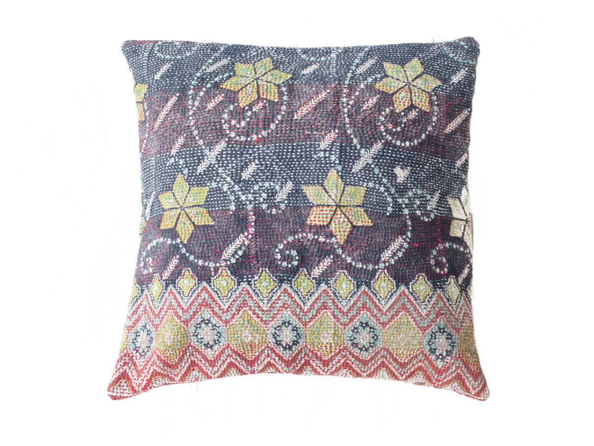 50x50 cm großer Sari-Kissenbezug in Dunkelblau/Schwarz mit farbenfrohen Rauten-, Zickzack- und Blumenmustern in Grün, Gelb, Rot und Weiß – Indisches Vintage-Boho-Sari-Kissen/einzigartiges Kissen