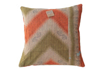 Einzigartiger Sari-Kissenbezug (50 x 50 cm) in Bohème-Farben mit rostorangenen, olivgrünen und beigen Mustern sowie dekorativen orientalischen Spiralprints im Vintage-Stil