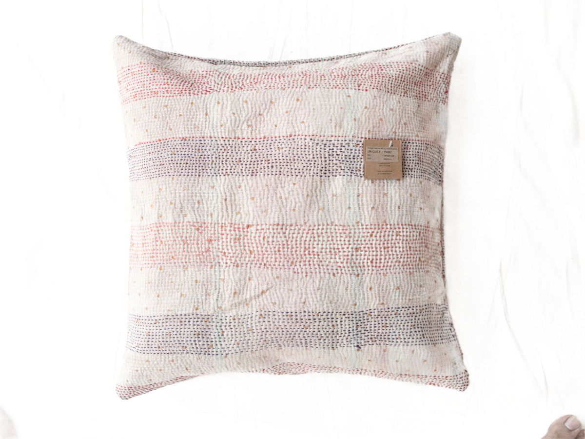 50x50 Sari-Kissenbezug im Boho-Vintage-Stil mit Streifenmuster in Weiß, Altrosa und Blaugrau mit kleinen goldenen Punkten, ethnische indische Dekoration für Sari-Kissen und einzigartige Kissen