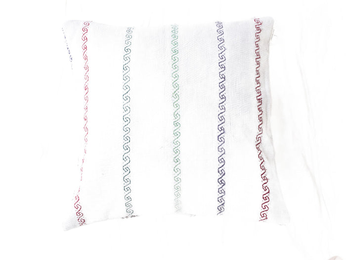 Sari-Kissenbezug 50x50 in Weiß mit farbenfrohen Zickzack-/Schleifenmustern in Rot, Blau und Grün - Indisches Boho- und Vintage-Sari-Kissen, einzigartige dekorative ethnische Kissen