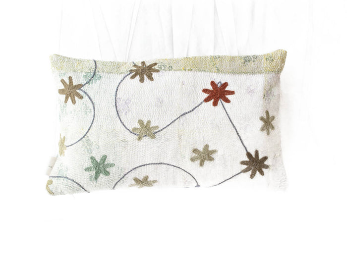 Suzani Kissenbezug 30x50 cm aus weißem Stoff mit gestickten Schleifen und floralen Sternen in Beige-, Grün- und Blautönen im Boho-Vintage-Stil