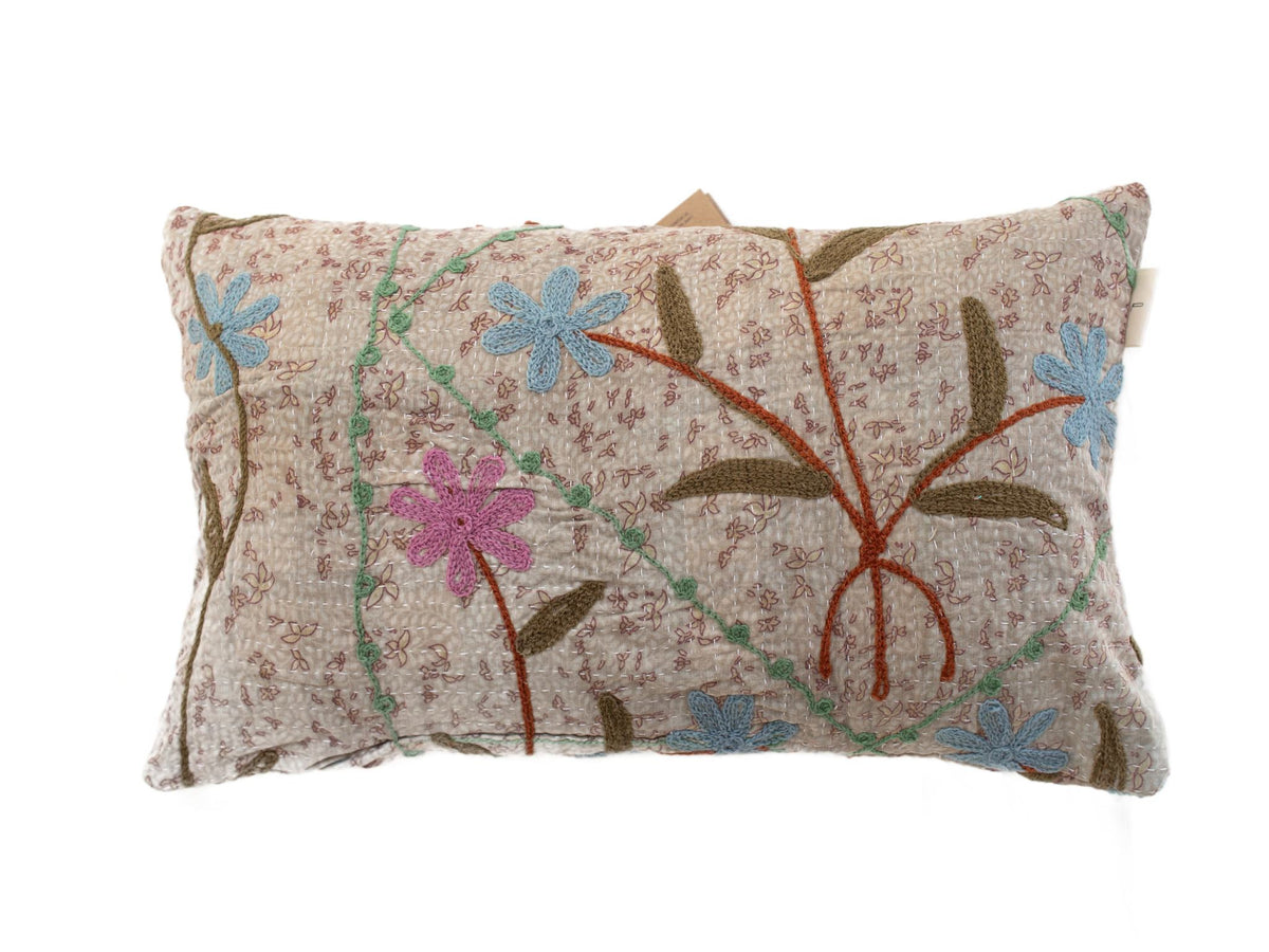 Suzani pudebetrÃ¦k med lys beige bund og farverigt broderede blomster i blÃ¥ pink grÃ¸n og brun med etnisk boho vintage tydeligt mÃ¸nster