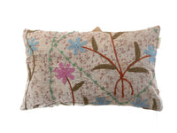 Suzani pudebetrÃ¦k med lys beige bund og farverigt broderede blomster i blÃ¥ pink grÃ¸n og brun med etnisk boho vintage tydeligt mÃ¸nster