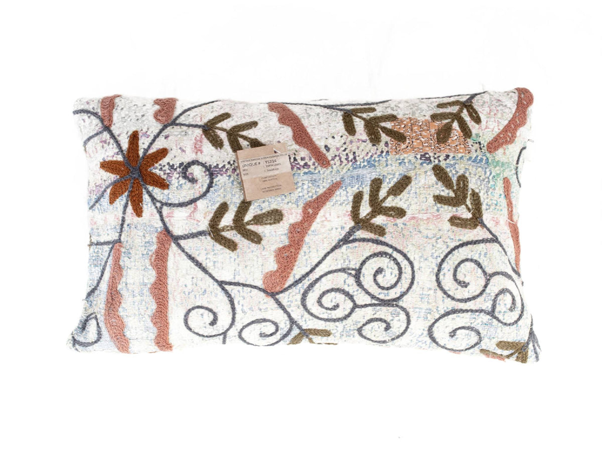 Einzigartiger Suzani-Kissenbezug (30 x 50 cm) mit farbenfrohen Stickereien in Creme, Altblau, Terrakotta und Dunkelgrün im orientalischen Boho-Stil.