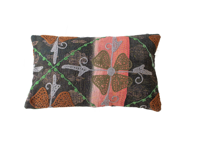 Einzigartiger Boho-Suzani-Kissenbezug 30x50 cm mit dunkelschwarzem Grund und farbenfrohem, gesticktem orientalischem Muster in Rosa, Grün, Grau und Braun an den Ecken