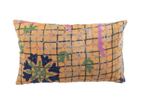 Einzigartiger Suzani-Kissenbezug (30 x 50 cm) in Senfgelb mit schwarzem Karomuster und bestickten Bändern in Grau, Grün, Blau und Lila – ein Boho-Kissen im Ethno-Stil.