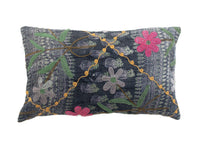 Suzani pudebetrÃ¦k 30x50 cm i mÃ¸rk navy med broderede rosetter og slyngplanter i grÃ¸n rosa og gule trÃ¥de samt vintage boho indisk mÃ¸nster.