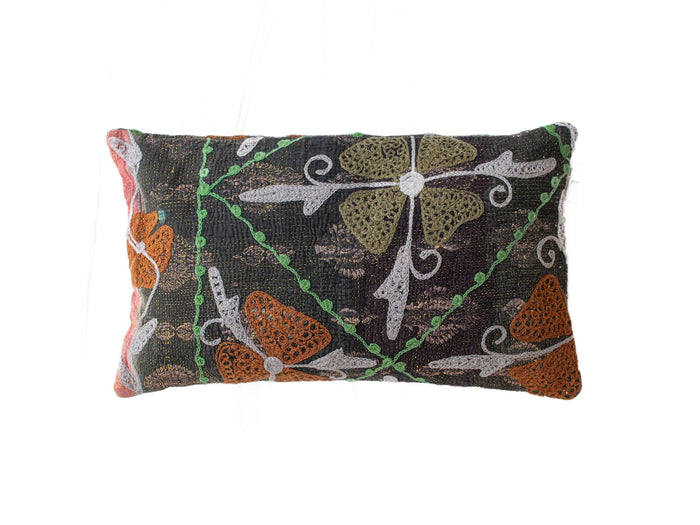 Suzani pudebetrÃ¦k 30x50 cm i sort med farverigt broderi af grÃ¸nne slynger, orange og grÃ¥ figurer i etnisk orientalsk boho vintage stil