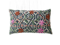 Unikt suzani pudebetrÃ¦k 30x50 cm i mÃ¸rkeblÃ¥ og naturhvid med boho orientalsk broderede blomster og mÃ¸nster i grÃ¸n pink og terracotta