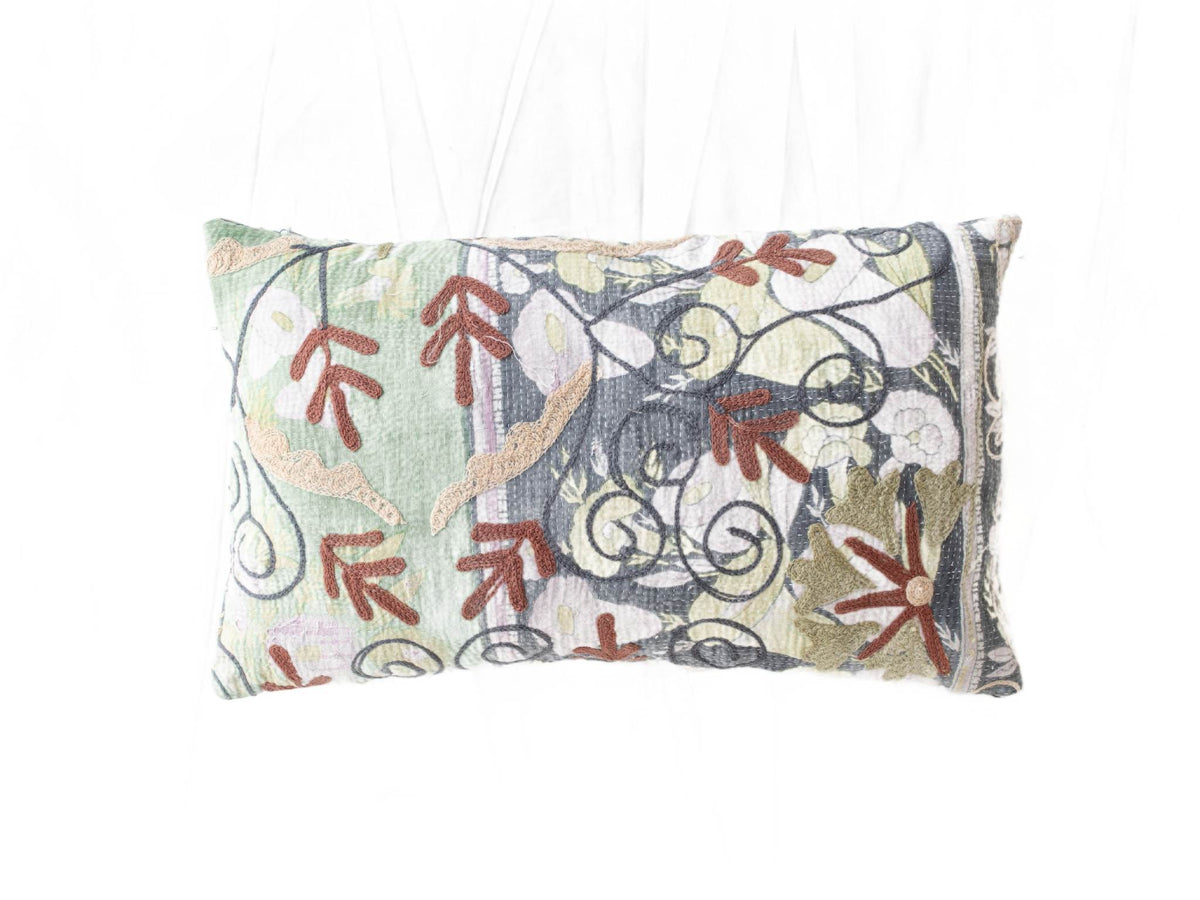 Suzani pudebetrÃ¦k 30x50 cm i boho vintage stil med farverige broderede blomster og slyngmÃ¸nstre i mint blÃ¥ og terracotta pÃ¥ hvid bund