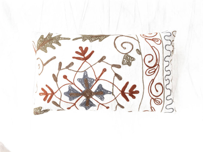 Suzani Kissenbezug 30x50 cm aus weißer Baumwolle mit farbenfroher Blumenstickerei und Henkel in Braun-, Rost-, Blau- und Grautönen im Boho-, Vintage- und orientalischen Stil.