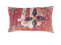 Einzigartiger Suzani-Kissenbezug (30 x 50 cm) in Bordeauxrot mit gestickten orientalischen Motiven wie schwarzen Vögeln und goldenen Ranken für Sari-Kissen im Vintage-Boho-Stil.