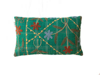 GrÃ¸nt suzani pudebetrÃ¦k 30x50 cm med farverig broderet blomstermotiv og slyngede grene samt ternet mÃ¸nster i boho vintage stil.