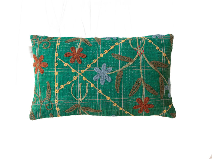 Grüner Suzani-Kissenbezug 30x50 cm mit farbenfrohem, gesticktem Blumenmotiv und gewundenen Zweigen sowie einem Karomuster im Boho-Vintage-Stil.